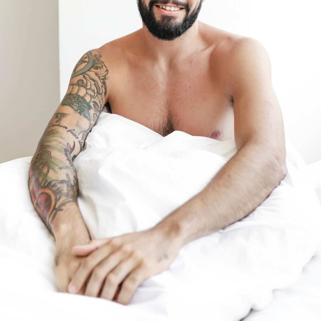 Homme créant une ambiance propice à la détente et au bien-être intime