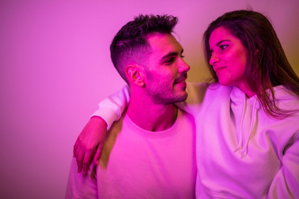 Couple complice découvrant les sextoys ensemble en toute confiance
