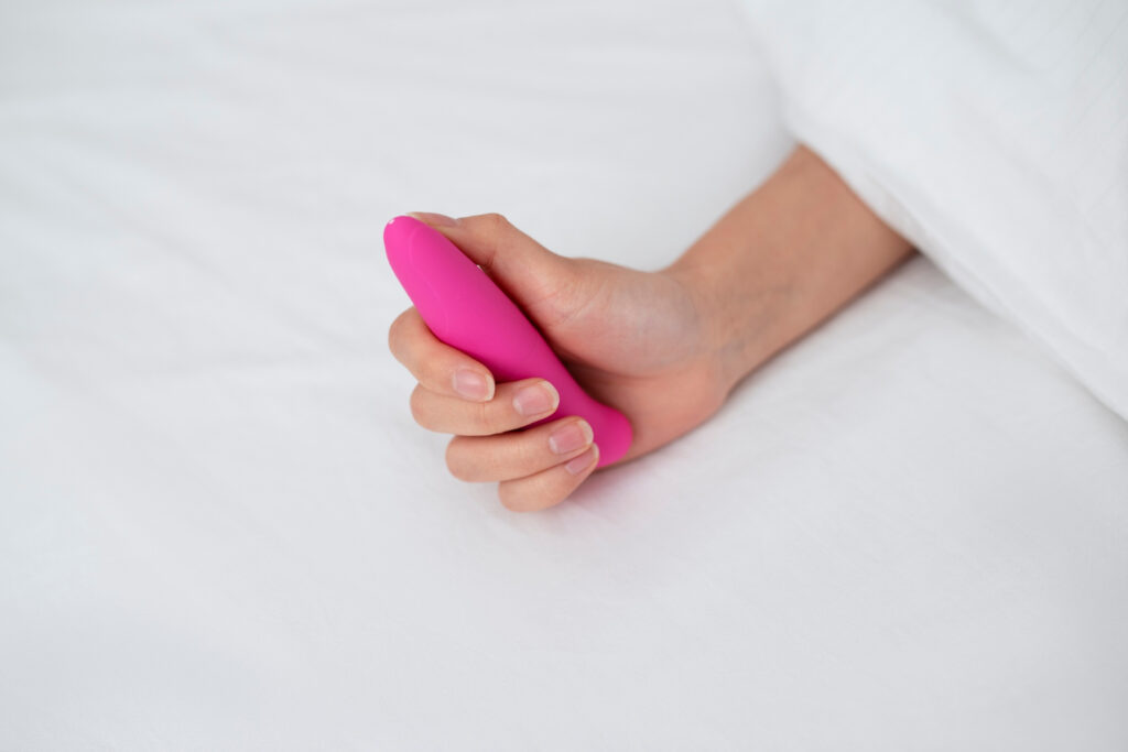 Stimulateur clitoridien pose dans un cadre feminin doux et elegant