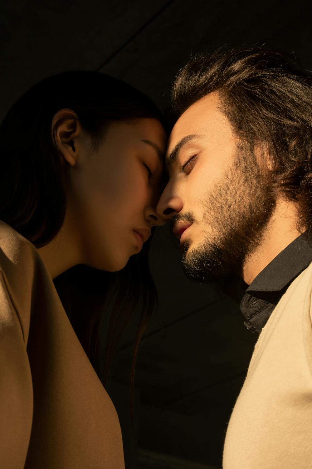 Couple complice et tendre - la confiance en soi nourrit l’intimité