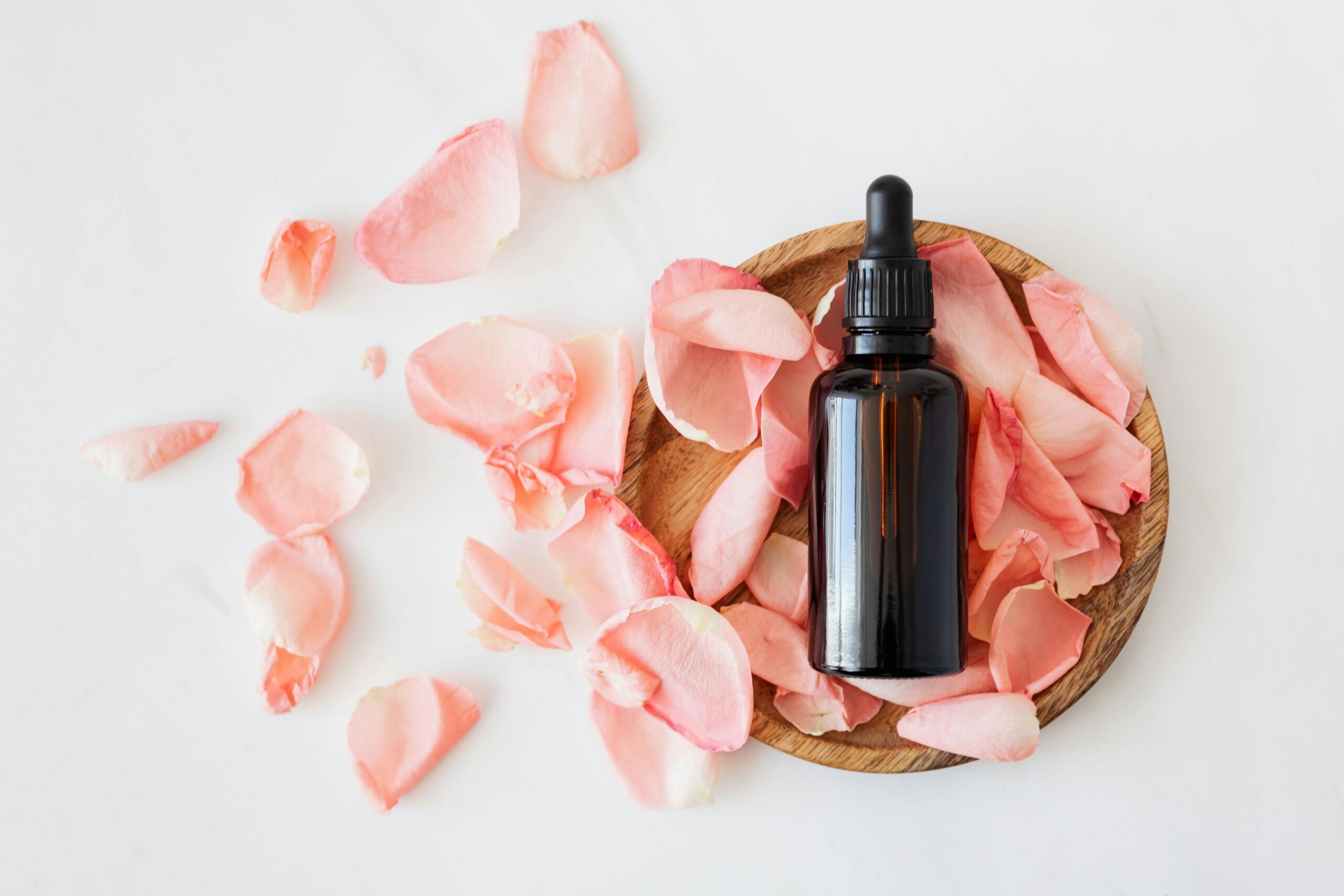 Huile de massage érotique bienfaits - huiles essentielles aromathérapie et pétales de rose