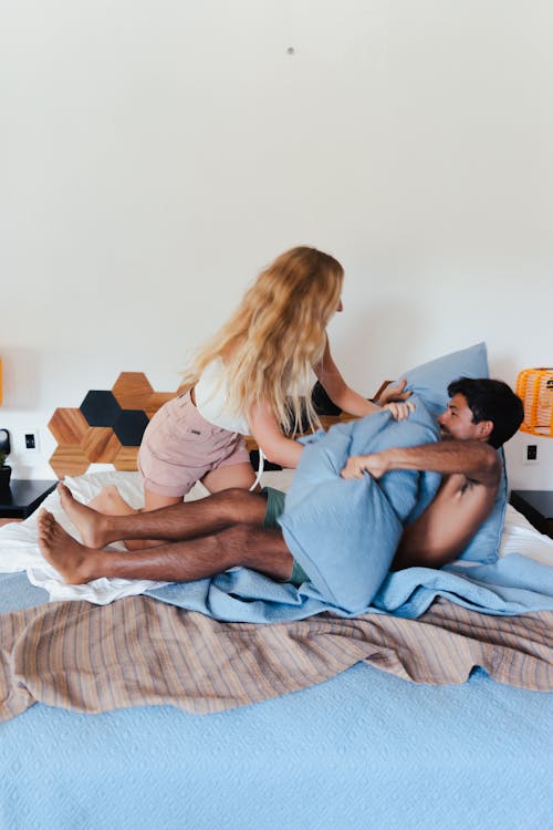 Jeux sensuels couple débutant - moment de complicité et de rires à deux