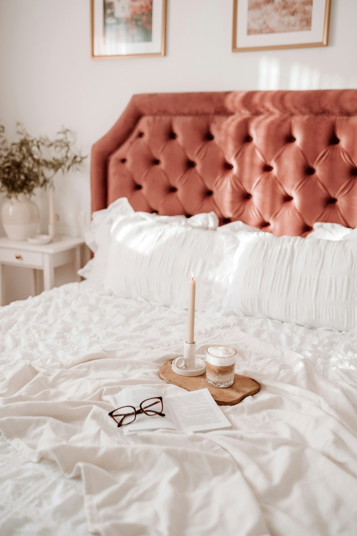 Rituel intimité couple idées : bougie parfumée dans une chambre cosy