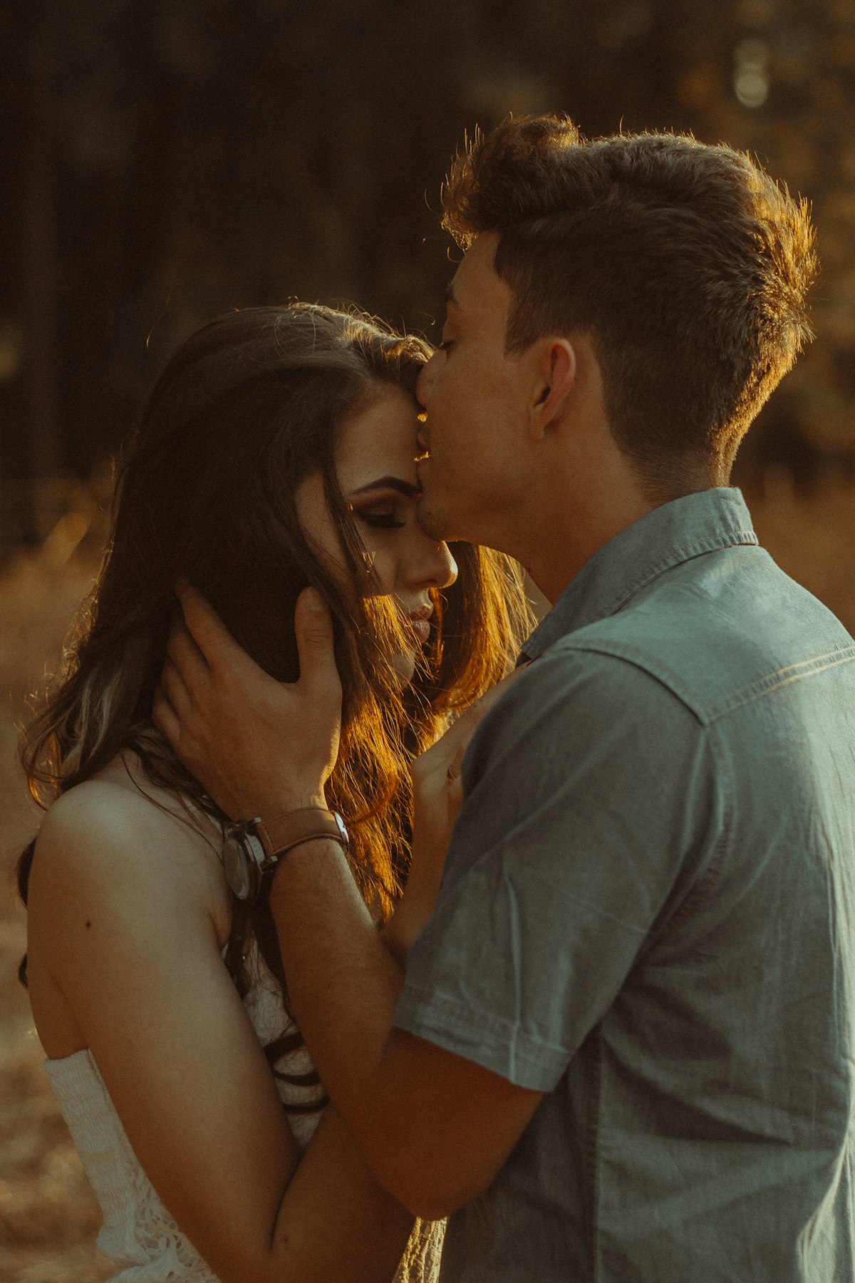 Rituel intimité couple : baiser tendre sur le front, un geste de connexion profonde