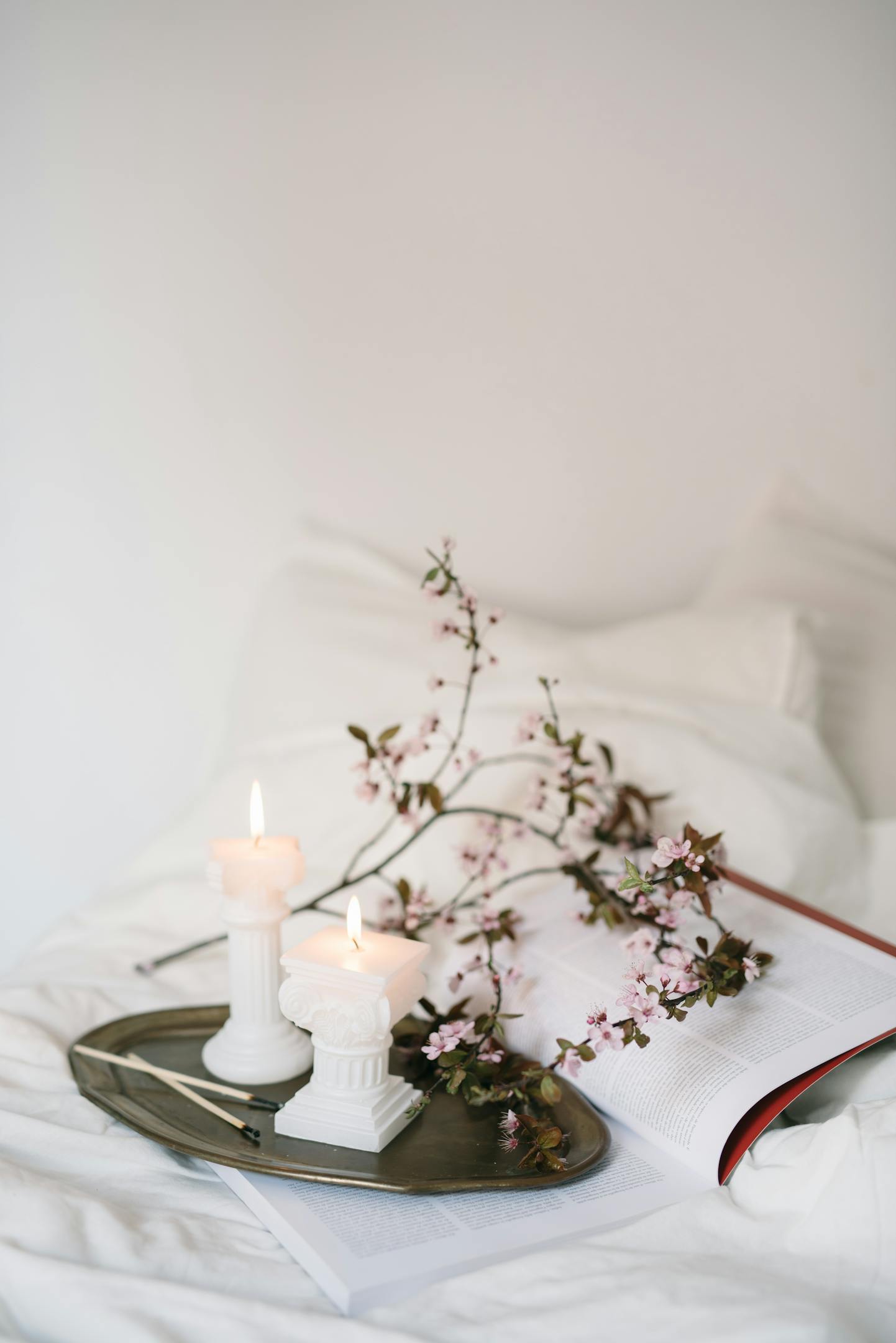 Vibromasseur en couple conseils - ambiance romantique avec bougies et fleurs sur un lit