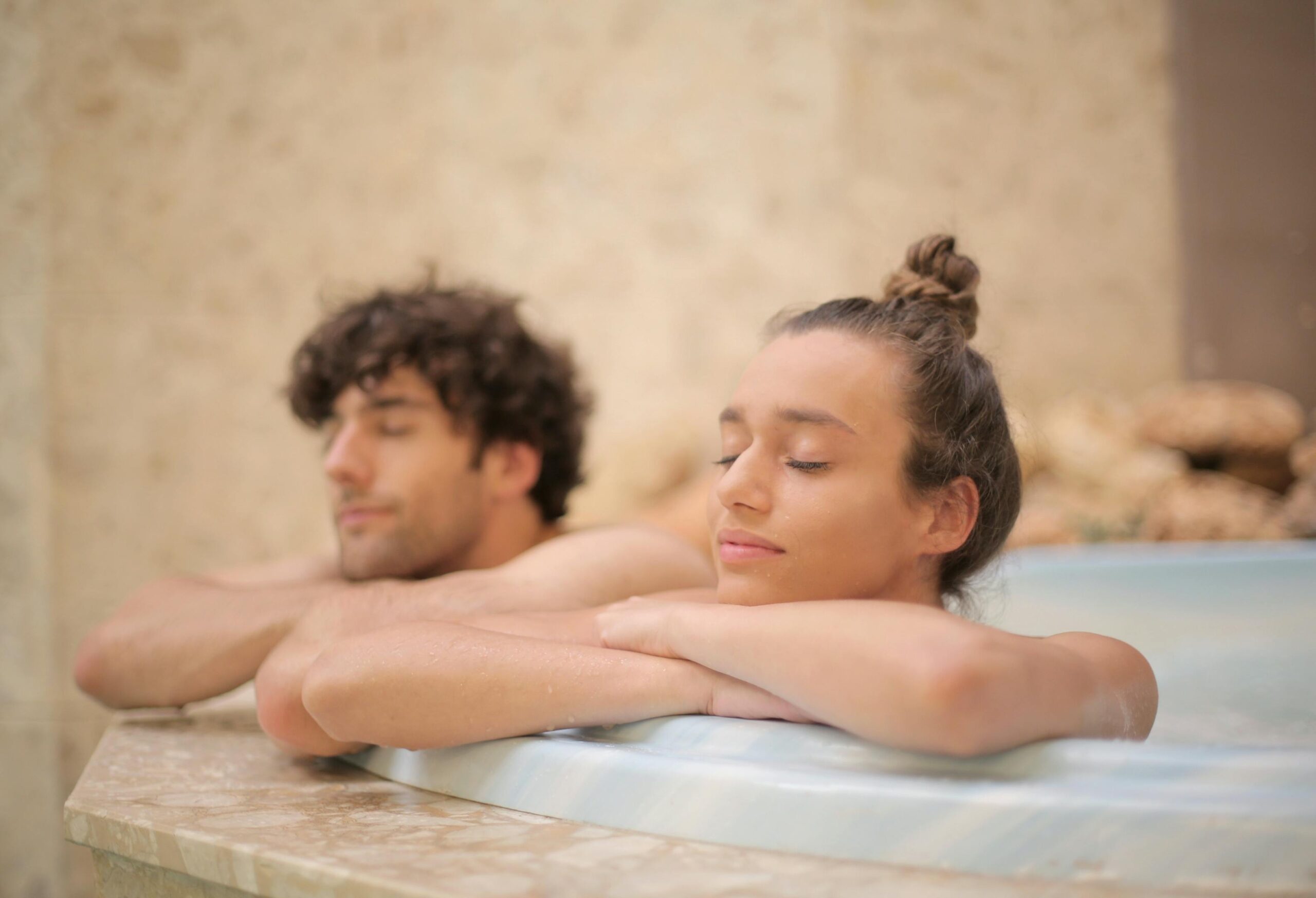 Vibromasseur en couple conseils - couple détendu profitant d'un moment bien-être ensemble