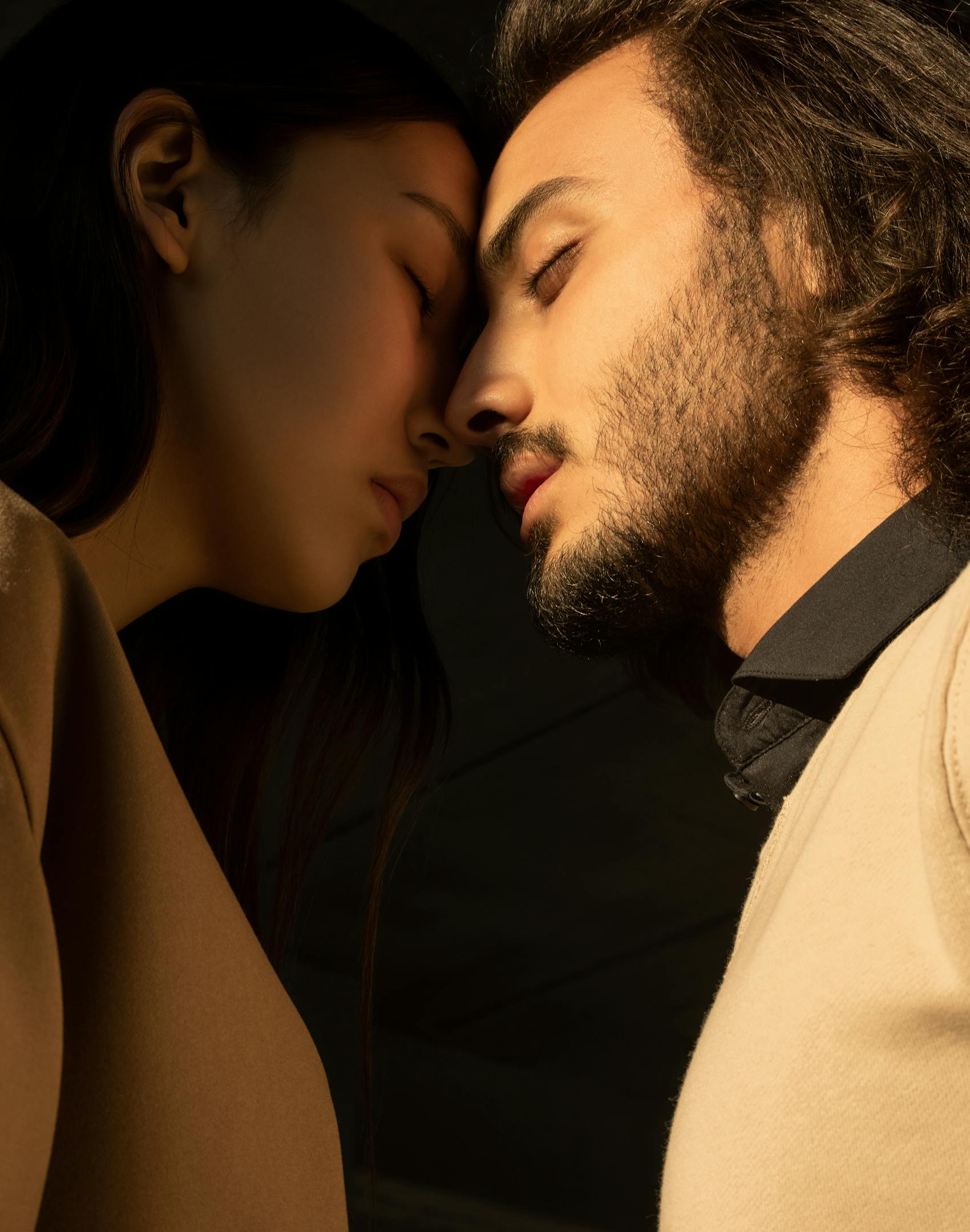 Vibromasseur en couple conseils - couple partageant un moment de complicité les yeux fermés