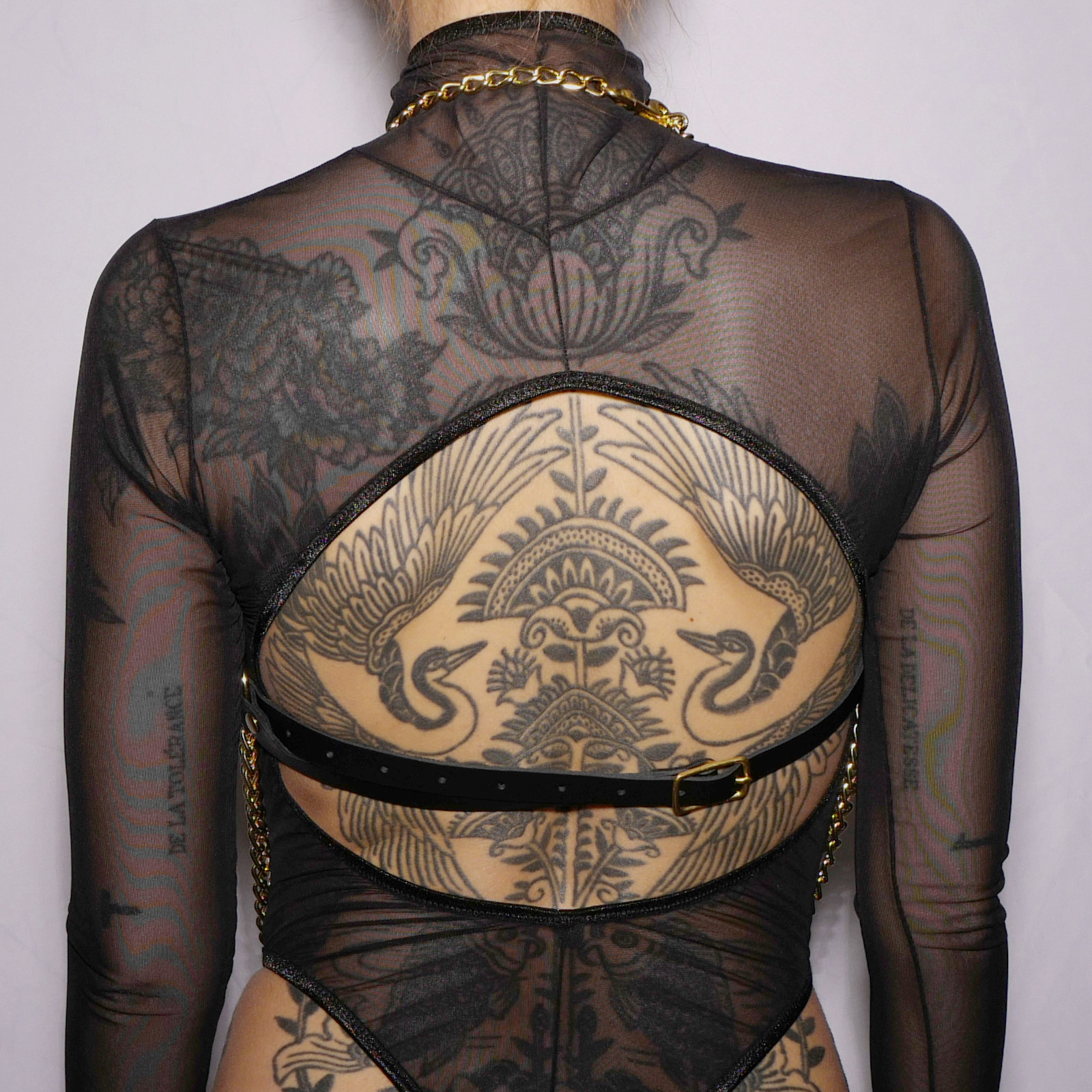 Harnais de poitrine triangle avec chaînes dorées - The Sinners – Image 3