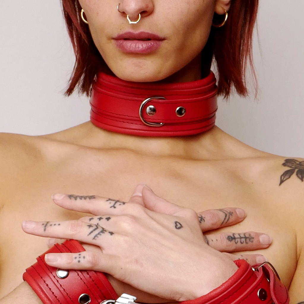 Collier BDSM en cuir molletonné rouge - The Sinners – Image 2