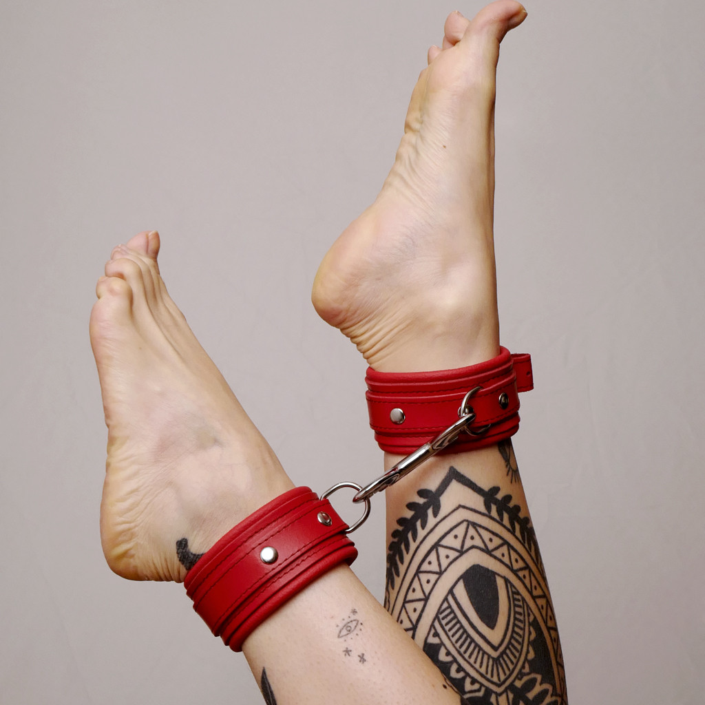 Chevillères en cuir molletonné rouge - The Sinners – Image 3