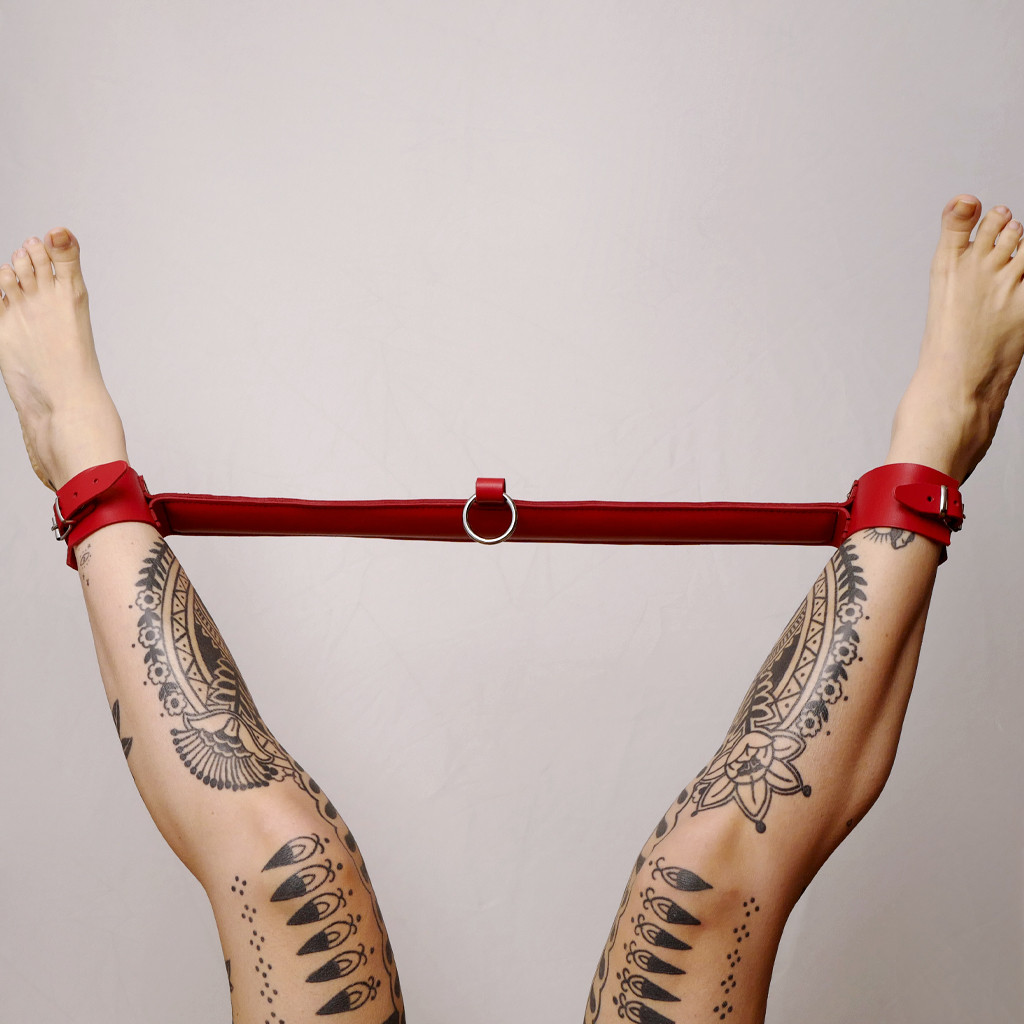 Barre d'écartement en cuir rouge avec anneau - The Sinners