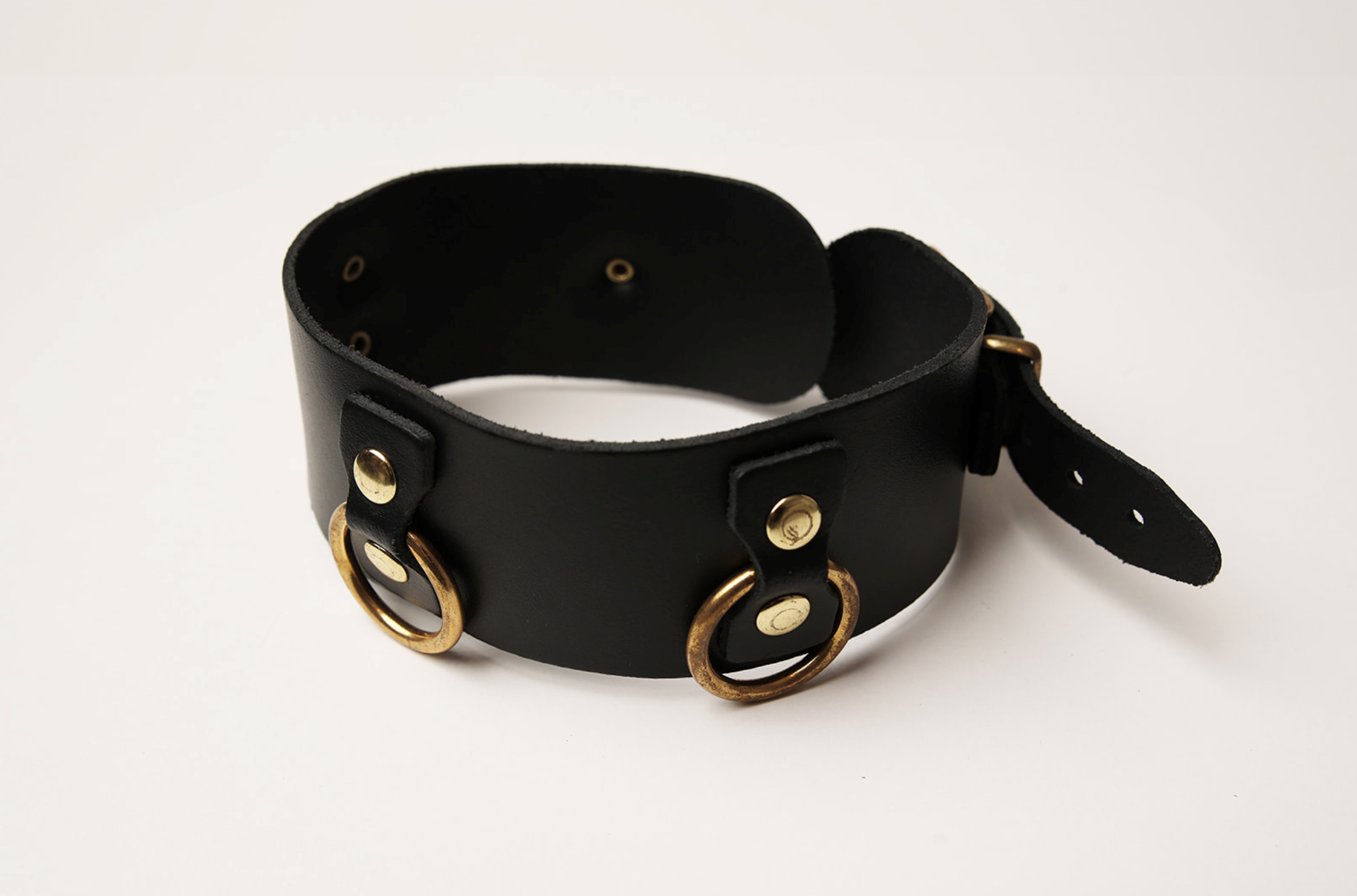 Collier choker en cuir avec anneaux dorés - The Sinners – Image 3