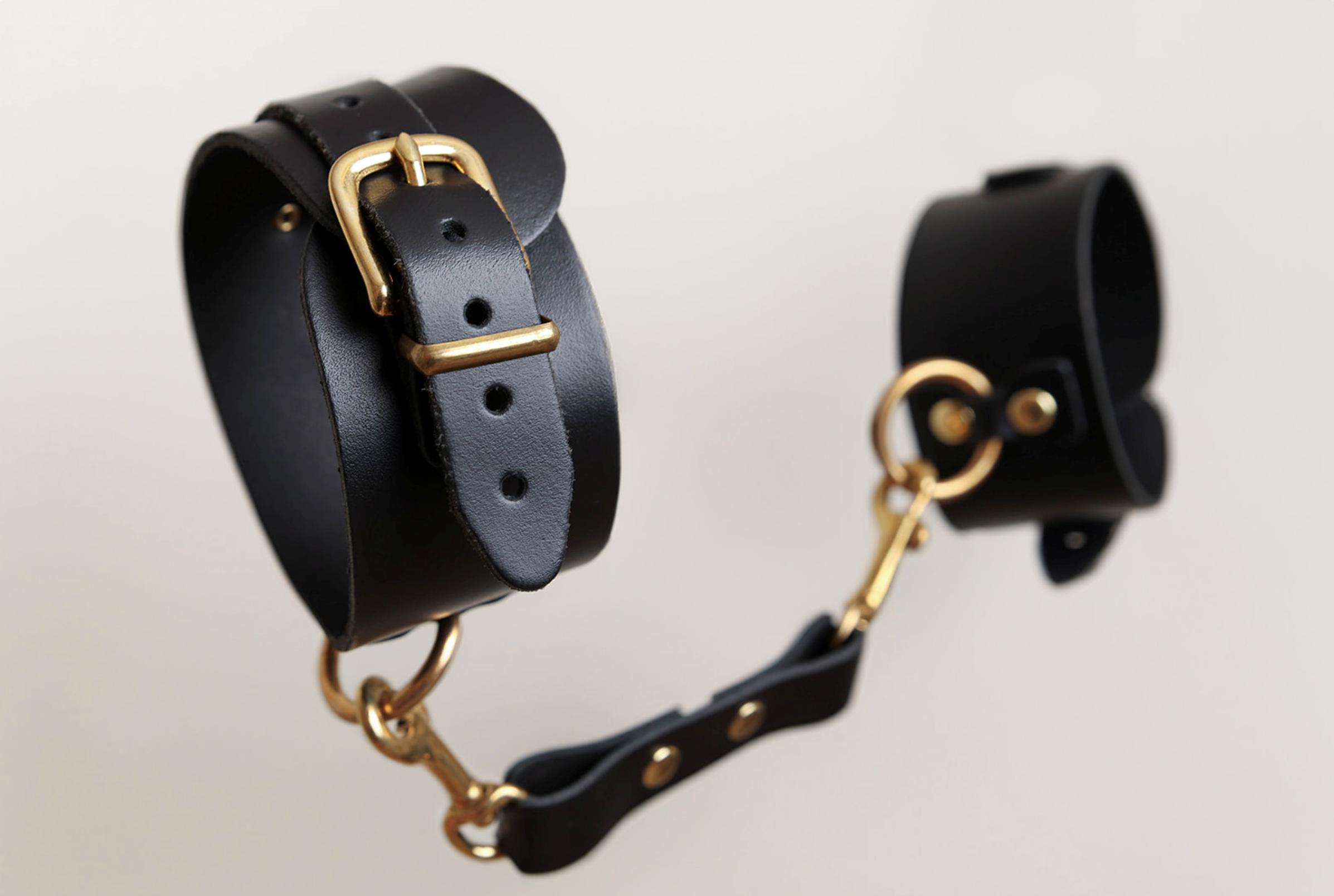Menottes en cuir avec anneaux dorés - The Sinners – Image 3