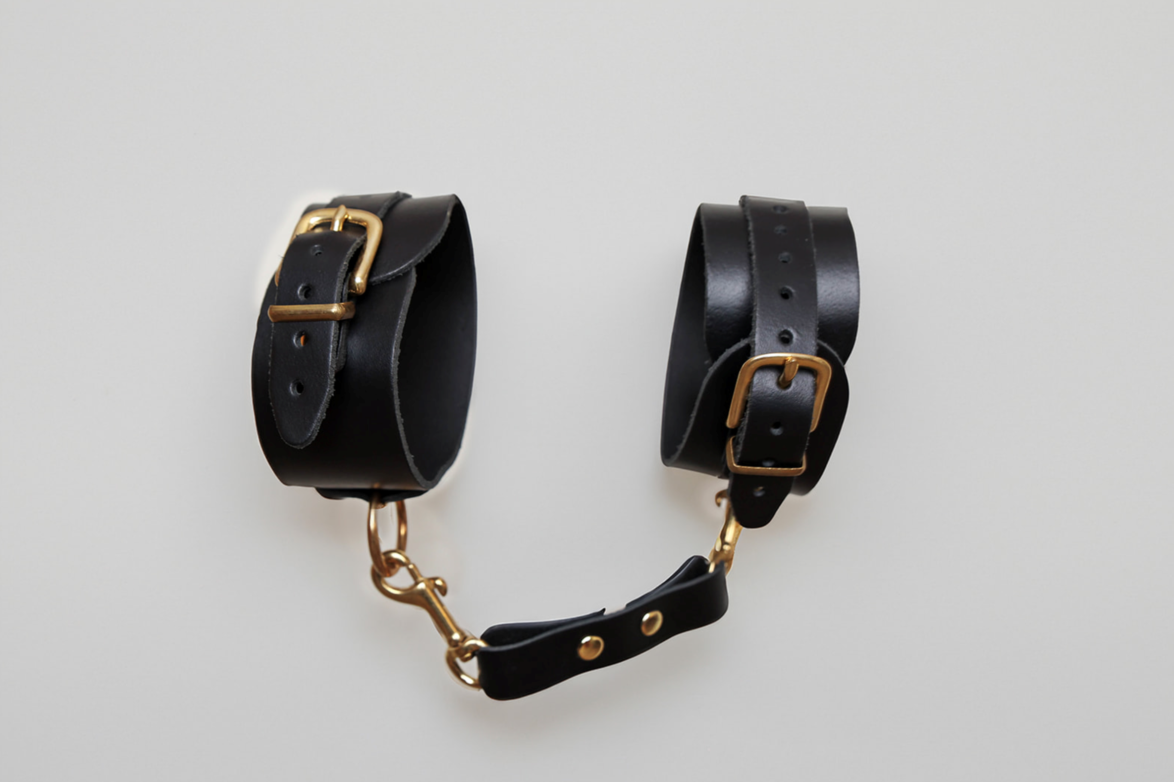 Menottes en cuir avec anneaux dorés - The Sinners – Image 4