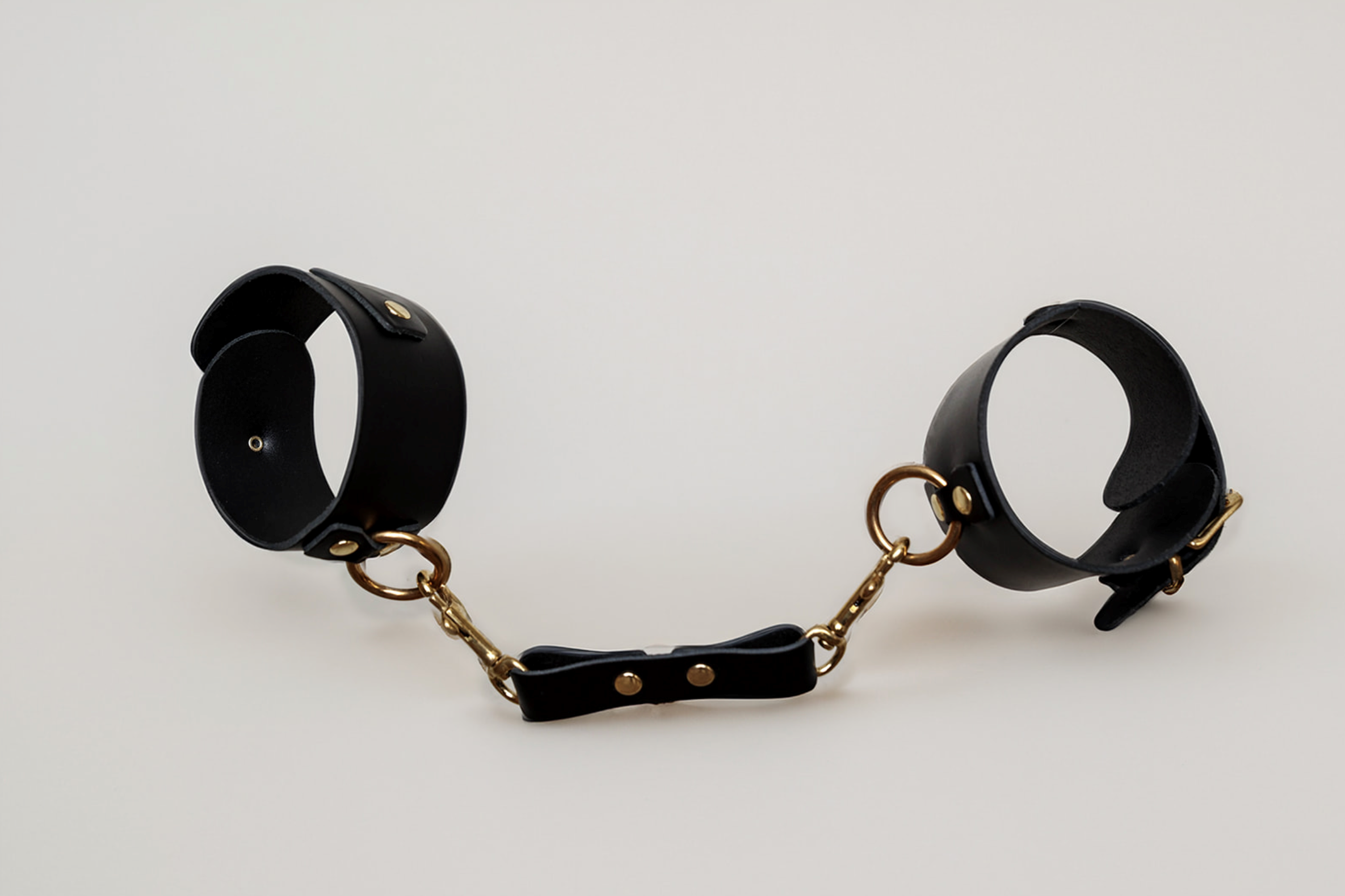 Chevillères de bondage en cuir avec anneaux dorés - The Sinners – Image 2
