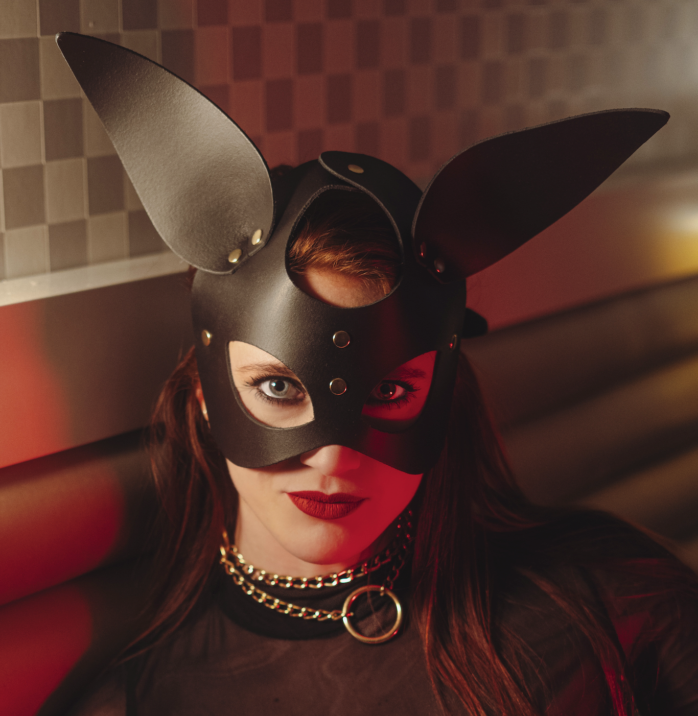 Masque oreilles de lapin noir et doré - The Sinners – Image 2